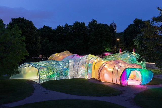 SelgasCano's Serpentine Pavilion: "Cheap Plastic Bag" or "Pop-Art Inflatable Funscape"? - Featured Image