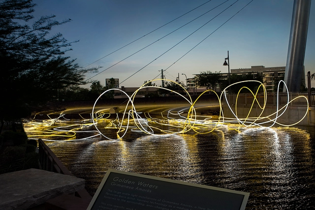 Golden Waters, luces flotantes por la artista peruana Grimanesa Amorós - Iluminacion