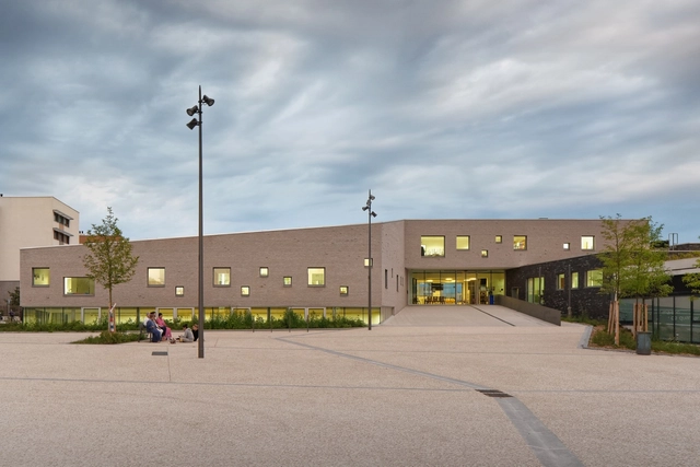 Centro Comunitario y de Eventos Orgeval / f+f architectes - Centro Comunitario