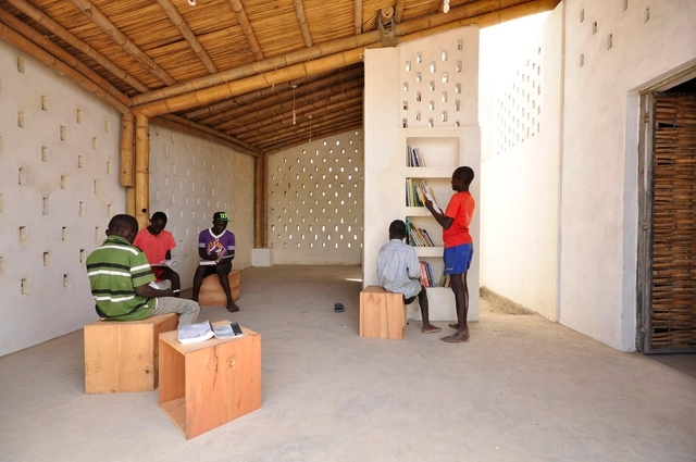 Del paisaje al techo / Laura Katharina Strähle & Ellen Rouwendal - Centro Comunitario