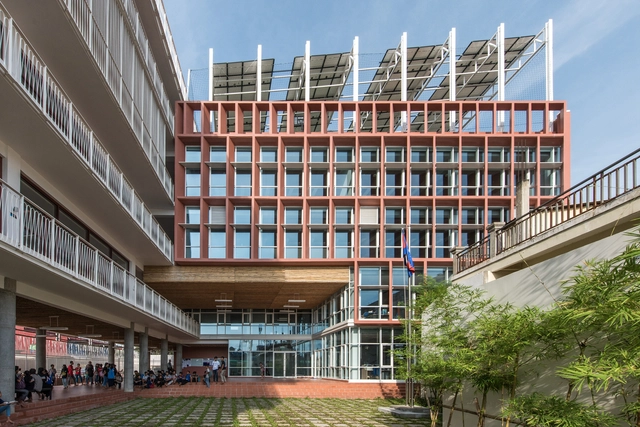 Neeson Cripps Academy / COOKFOX Architects - High School, Facade, Handrail