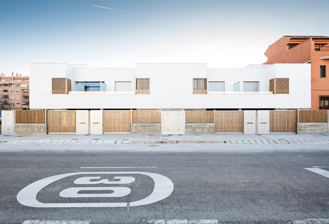 [TWIN] 8 viviendas adosadas en Granada / DTR_studio architects - Apartamentos, Puerta, Fachada