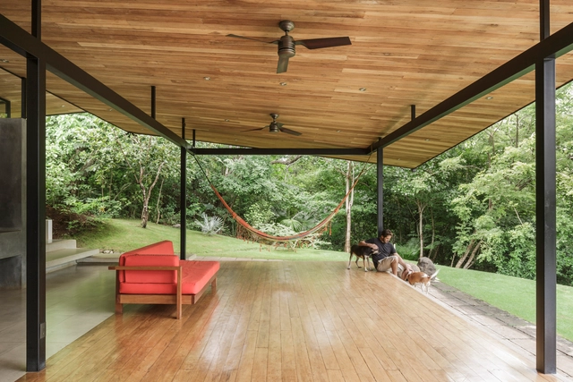 Arquitetura na Costa Rica: abrigo, ventilação e sombra em madeira e metal - Imagem de Destaque