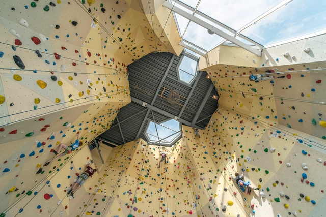 La arquitectura de los muros de escalada: Instalaciones y gimnasios deportivos - Imagen Principal
