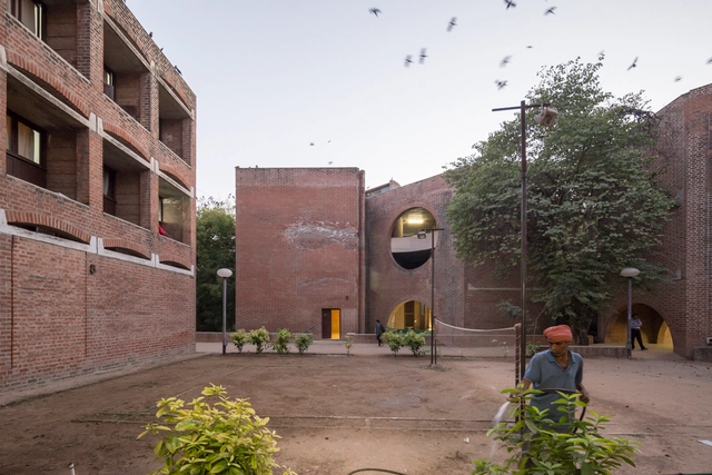Los dormitorios de Louis Kahn en India han sido salvados de la demolición - Imagen Principal