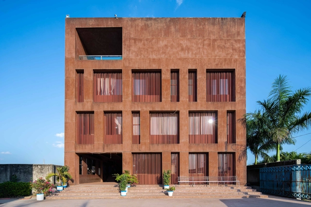 孟加拉达卡国际大学“红色”行政楼 / Archeground - 建筑图, 其他教育设施, 表皮