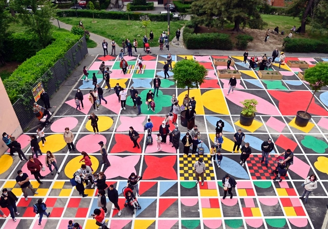 Serena Confalonieri transforma un estacionamiento abandonado en un parque infantil urbano - Imagen Principal