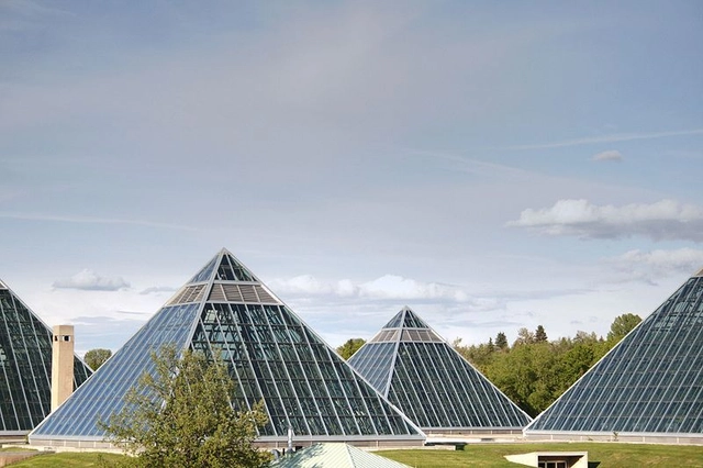 10 Edifícios contemporâneos inspirados pela tipologia das Pirâmides do Egito - Imagem de Destaque