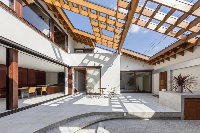 Shade Court House / Shinsuke Fujii Architects - Interior Photography, Houses, Courtyard, Facade, Beam