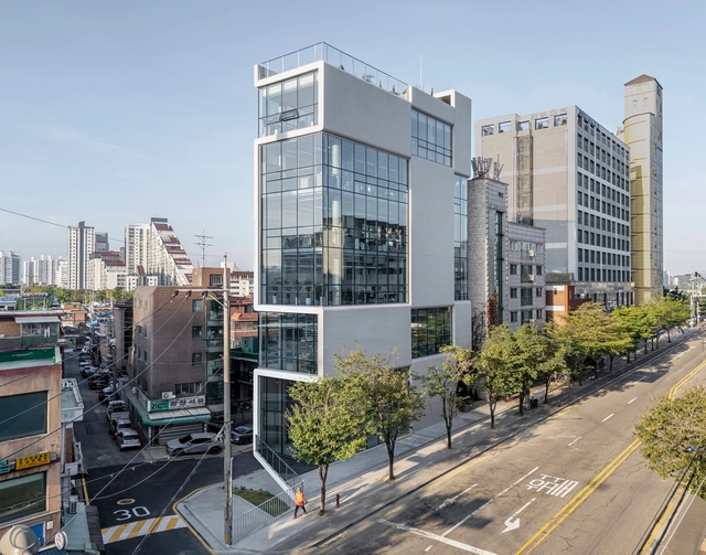 Urban Lining – Sede de KN GLOBAL / ZAIRA Architects & Engineers - Fotografía exterior, Arquitectura Comercial, Fachada, Urbano